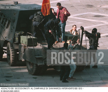 Nome: .LEGA NORD.Descrizione: .ASSALTO DEI SECESSIONISTI AL CAMPANILE DI SAN MARCO / INTERVENTO DEI GIS / CARROARMATO.ASSAULT OF SECESSIONISTS TO SAN MARCO  BELL-TOWER / INTERVENTION OF GIS / TANK.Credit: ©Graziano Arici/Rosebud2 / Costo: .A.Nazione: .ITALIA.ITALY.Cittˆ: .VENEZIA.VENICE.Data: .1997.