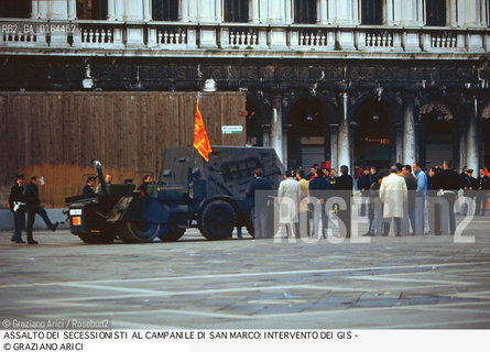 Nome: .LEGA NORD.Descrizione: .ASSALTO DEI SECESSIONISTI AL CAMPANILE DI SAN MARCO A VENEZIA / INTERVENTO DEI GIS / CARROARMATO.ASSAULT OF SECESSIONISTS TO SAN MARCO  BELL-TOWER IN VENICE / INTERVENTION OF GIS / TANK.Credit: ©Graziano Arici/Rosebud2 / Costo: .A.Nazione: .ITALIA.ITALY.Cittˆ: .VENEZIA.VENICE.Data: .1997.