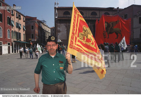 Nome: .LEGA NORD.Descrizione: .MANIFESTAZIONE A VENEZIA / CAMICIA VERDE CON IL GONFALONE DI SAN MARCO (BANDIERA).DEMONSTRATION IN VENICE / GREEN SHIRT WITH FLAG.Credit: ©Graziano Arici/Rosebud2 / Costo: .A.Nazione: .ITALIA.ITALY.Cittˆ: .VENEZIA.VENICE.Data: .1997.