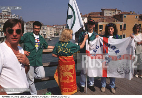 Nome: .LEGA NORD.Descrizione: .MANIFESTAZIONE A VENEZIA / CAMICIE VERDI CON BANDIERE.DEMONSTRATION IN VENICE / GREEN SHIRTS WITH FLAGS.Credit: ©Graziano Arici/Rosebud2 / Costo: .A.Nazione: .ITALIA.ITALY.Cittˆ: .VENEZIA.VENICE.Data: .1997.