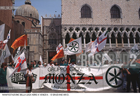 Nome: .LEGA NORD.Descrizione: .MANIFESTAZIONE IN PIAZZA SAN MARCO A VENEZIA / CAMICIE VERDI CON BANDIERE.DEMONSTRATION IN PIAZZA SAN MARCO VENICE / GREEN SHIRTS WITH FLAGS.Credit: ©Graziano Arici/Rosebud2 / Costo: .A.Nazione: .ITALIA.ITALY.Cittˆ: .VENEZIA.VENICE.Data: .1997.
