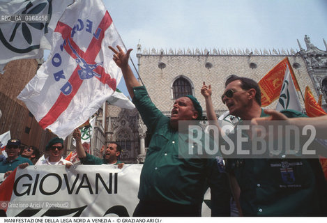 Nome: .LEGA NORD.Descrizione: .MANIFESTAZIONE IN PIAZZA SAN MARCO A VENEZIA / CAMICIE VERDI CON BANDIERE.DEMONSTRATION IN PIAZZA SAN MARCO VENICE / GREEN SHIRTS WITH FLAGS.Credit: ©Graziano Arici/Rosebud2 / Costo: .A.Nazione: .ITALIA.ITALY.Cittˆ: .VENEZIA.VENICE.Data: .1997.