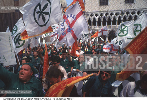 Nome: .LEGA NORD.Descrizione: .MANIFESTAZIONE IN PIAZZA SAN MARCO A VENEZIA / CAMICIE VERDI CON BANDIERE.DEMONSTRATION IN PIAZZA SAN MARCO VENICE / GREEN SHIRTS WITH FLAGS.Credit: ©Graziano Arici/Rosebud2 / Costo: .A.Nazione: .ITALIA.ITALY.Cittˆ: .VENEZIA.VENICE.Data: .1997.