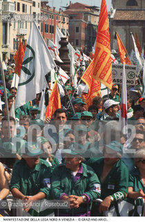 Nome: .LEGA NORD.Descrizione: .MANIFESTAZIONE A VENEZIA / CAMICIE VERDI CON BANDIERE.DEMONSTRATION IN VENICE / GREEN SHIRTS WITH FLAGS.Credit: ©Graziano Arici/Rosebud2 / Costo: .A.Nazione: .ITALIA.ITALY.Cittˆ: .VENEZIA.VENICE.Data: .1997.