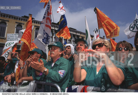 Nome: .LEGA NORD.Descrizione: .MANIFESTAZIONE A VENEZIA / CAMICIE VERDI CON BANDIERE.DEMONSTRATION IN VENICE / GREEN SHIRTS WITH FLAGS.Credit: ©Graziano Arici/Rosebud2 / Costo: .A.Nazione: .ITALIA.ITALY.Cittˆ: .VENEZIA.VENICE.Data: .1997.