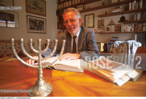 Caption: Nome:.LUZZATTO AMOS.Descrizione:.PRESIDENTE COMUNITA EBRAICA ITALIANA / CANDELABRO.PRESIDENT OF ITALIAN JEWISH COMUNITY / BRANCHED CANDELSTICK.Credit:.Graziano Arici/Rosebud2/.Costo:.A.Nazione:.ITALIA.ITALY.Cittˆ:..Data:.1996