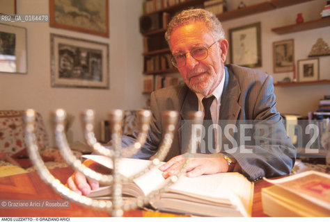 Caption: Nome:.LUZZATTO AMOS.Descrizione:.PRESIDENTE COMUNITA EBRAICA ITALIANA / CANDELABRO.PRESIDENT OF ITALIAN JEWISH COMUNITY / BRANCHED CANDELSTICK.Credit:.Graziano Arici/Rosebud2/.Costo:.A.Nazione:.ITALIA.ITALY.Cittˆ:..Data:.1996