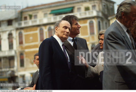 Caption: Nome: .MITTERRAND FRANCOIS-MARIE.Descrizione: .POLITICO  PARTITO SOCIALISTA FRANCESE PRESIDENTE DELLA REPUBBLICA (1981-95) /  CON IL MINISTRO DELLA CULTURA FRANCESE JACK LANG, IL MINISTRO DEGLI ESTERI GIANNI DE MICHELIS ETC. A VENEZIA.POLITICAL FRENCH SOCIALIST PARTY PRESIDENT OF REPUBLIC (1981-95) / WITH JACK LANG FRENCH MINISTER OF CULTURE, GIANNI DE MICHELIS FOREIGN SECRETARY ETC. IN VENICE.Credit: ©Graziano Arici/Rosebud2 / Costo: .A.Nazione: .FRANCIA.FRANCE.Cittˆ: ..Data: .1988
