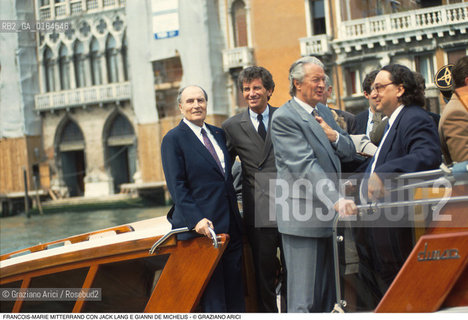 Caption: Nome: .MITTERRAND FRANCOIS-MARIE.Descrizione: .POLITICO  PARTITO SOCIALISTA FRANCESE PRESIDENTE DELLA REPUBBLICA (1981-95) /  CON IL MINISTRO DELLA CULTURA FRANCESE JACK LANG, IL MINISTRO DEGLI ESTERI GIANNI DE MICHELIS ETC. A VENEZIA.POLITICAL FRENCH SOCIALIST PARTY PRESIDENT OF REPUBLIC (1981-95) / WITH JACK LANG FRENCH MINISTER OF CULTURE, GIANNI DE MICHELIS FOREIGN SECRETARY ETC. IN VENICE.Credit: ©Graziano Arici/Rosebud2 / Costo: .A.Nazione: .FRANCIA.FRANCE.Cittˆ: ..Data: .1988