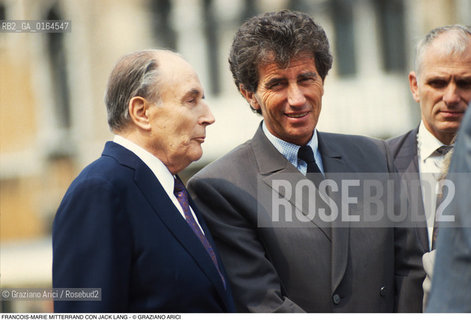 Caption: Nome: .MITTERRAND FRANCOIS-MARIE.Descrizione: .POLITICO  PARTITO SOCIALISTA FRANCESE PRESIDENTE DELLA REPUBBLICA (1981-95) /  CON IL MINISTRO DELLA CULTURA FRANCESE JACK LANG.POLITICAL FRENCH SOCIALIST PARTY PRESIDENT OF REPUBLIC (1981-95) / WITH JACK LANG FRENCH MINISTER OF CULTURE.Credit: ©Graziano Arici/Rosebud2 / Costo: .A.Nazione: .FRANCIA.FRANCE.Cittˆ: ..Data: .1988