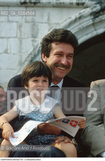 Caption: Nome: .MOSSETTO GIANFRANCO.Descrizione: .POLITICO ASSESSORE ALLA CULTURA DEL COMUNE DI {VENEZIA} (1993-1997) PROFESSORE DI ECONOMIA ALL UNIVERSITA DI CAFOSCARI / CON LA FIGLIA.POLITICAL CULTURE ASSESSOR OF {VENICE} (1993-1997)  PROFESSOR OF ECONOMY CAFOSCARI UNIVERSITY / WITH HIS DAUGHTER.Credit: ©Graziano Arici/Rosebud2 / Costo: .A.Nazione: .ITALIA.ITALY.Cittˆ: ..Data: .1993