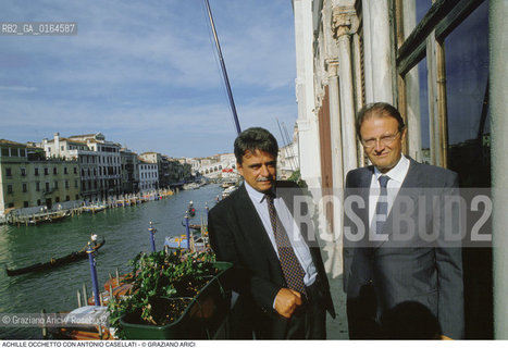Caption: Nome: .OCCHETTO ACHILLE.Descrizione: .POLITICO SEGRETARIO DEL PARTITO COMUNISTA ITALIANO (1988-1991) SEGRETARIO DEL PDS - PARTITO DEMOCRATICO DELLA SINISTRA - (1991-1994) / CON IL SINDACO DI VENEZIA ANTONIO CASELLATI / A VENEZIA.POLITICAL SECRETARY OF ITALIAN COMMUNIST PARTY  (1988-1991)  SECRETARY OF PDS (1991-1994) / WITH MAYOR OF VENICE ANTONIO CASELLATI / IN VENICE.Credit: ©Graziano Arici/Rosebud2 / Costo: .A.Nazione: .ITALIA.ITALY.Cittˆ: ..Data: .1989