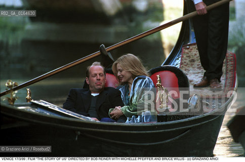 Nome:.PFEIFFER MICHELLE.Descrizione:.CINEMA ATTRICE / FILM  THE STORY OF US DIRETTO DA BOB REINER CON MICHELLE PFEIFFER E BRUCE  WILLIS / GONDOLA / VENEZIA.CINEMA ACTRESS / FILM  THE STORY OF US   DIRECTED BY BOB REINER WITH MICHELLE PFEIFFER AND BRUCE WILLIS / GONDOLA ( BOAT) / VENICE.Credit:.Graziano Arici/Rosebud2/.Costo:.A.Nazione:.ITALIA.ITALY.Cittˆ:.VENEZIA.VENICE.Data:.17/03/1999.