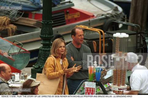 Nome:.PFEIFFER MICHELLE.Descrizione:.CINEMA ATTRICE / FILM  THE STORY OF US DIRETTO DA BOB REINER CON MICHELLE PFEIFFER E BRUCE  WILLIS / GELATI .CINEMA ACTRESS / FILM  THE STORY OF US   DIRECTED BY BOB REINER WITH MICHELLE PFEIFFER AND BRUCE WILLIS /  ICE-CREAM.Credit:.Graziano Arici/Rosebud2/.Costo:.A.Nazione:.ITALIA.ITALY.Cittˆ:.VENEZIA.VENICE.Data:.17/03/1999.