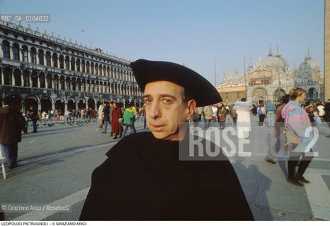 Caption: Nome: .PIETRAGNOLI LEOPOLDO.Descrizione: .GIORNALISTA DEL QUOTIDIANO (GIORNALE) IL GAZZETTINO / IN PIAZZA SAN MARCO A VENEZIA / MASCHERA / CARNEVALE / CAPPELLO .JOURNALIST OF NEWSPAPER IL GAZZETTINO / IN PIAZZA SAN MARCO IN VENICE / CARNIVAL MASK / HAT.Credit: ©Graziano Arici/Rosebud2 / Costo: .A.Nazione: .ITALIA.ITALY.Cittˆ: ..Data: .1994