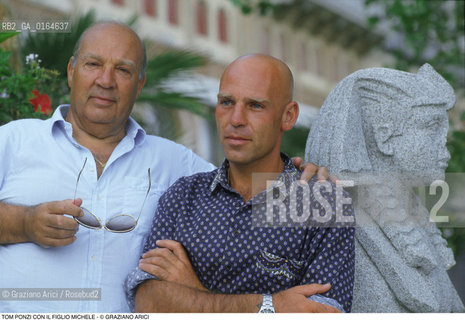 Caption: Nome: .PONZI TOM.Descrizione: .INVESTIGATORE PRIVATO / CON IL FIGLIO MICHELE.PRIVATE DECTIVE / WITH  HIS SON MICHELE .Credit: ©Graziano Arici/Rosebud2 / Costo: .A.Nazione: .ITALIA.ITALY.Cittˆ: ..Data: .1995