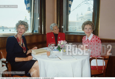 Caption: Nome: .REAGAN NANCY.Descrizione: .FIRST LADY MOGLIE DI RONALD REAGAN PRESIDENTE DEGLI USA (1981-88) / CON MARIA PIA FANFANI E MARELLA AGNELLI ALLHARRYS BAR DI VENEZIA.FIRST LADY RONALD REAGANS WIFE (PRESIDENT USA 1981-88) / WITH MARIA PIA FANFANI AND MARELLA AGNELLI IN HARRYS BAR OF VENICE.Credit: ©Graziano Arici/Rosebud2 / Costo: .A.Nazione: .USA.USA.Cittˆ: ..Data: .1985