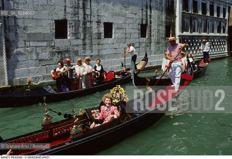 Caption: Nome: .REAGAN NANCY.Descrizione: .FIRST LADY MOGLIE DI RONALD REAGAN PRESIDENTE DEGLI USA (1981-88) / IN GONDOLA (BARCA) A VENEZIA.FIRST LADY RONALD REAGANS WIFE (PRESIDENT USA 1981-88) / IN GONDOLA (BOAT) IN VENICE.Credit: ©Graziano Arici/Rosebud2 / Costo: .A.Nazione: .USA.USA.Cittˆ: ..Data: .1985