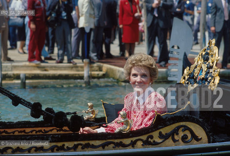 Caption: Nome: .REAGAN NANCY.Descrizione: .FIRST LADY MOGLIE DI RONALD REAGAN PRESIDENTE DEGLI USA (1981-88) / IN GONDOLA (BARCA) A VENEZIA.FIRST LADY RONALD REAGANS WIFE (PRESIDENT USA 1981-88) / IN GONDOLA (BOAT) IN VENICE.Credit: ©Graziano Arici/Rosebud2 / Costo: .A.Nazione: .USA.USA.Cittˆ: ..Data: .1985