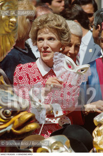 Caption: Nome: .REAGAN NANCY.Descrizione: .FIRST LADY MOGLIE DI RONALD REAGAN PRESIDENTE DEGLI USA (1981-88) / CON MARIA PIA FANFANI IN PIAZZA SAN MARCO A VENEZIA / MASCHERE.FIRST LADY RONALD REAGANS WIFE (PRESIDENT USA 1981-88) / WITH MARIA PIA FANFANI IN PIAZZA SAN MARCO IN VENICE.Credit: ©Graziano Arici/Rosebud2 / Costo: .A.Nazione: .USA.USA.Cittˆ: ..Data: .1985