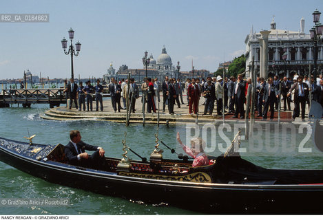 Caption: Nome: .REAGAN NANCY.Descrizione: .FIRST LADY MOGLIE DI RONALD REAGAN PRESIDENTE DEGLI USA (1981-88) / IN GONDOLA (BARCA) A VENEZIA.FIRST LADY RONALD REAGANS WIFE (PRESIDENT USA 1981-88) / IN GONDOLA (BOAT) IN VENICE.Credit: ©Graziano Arici/Rosebud2 / Costo: .A.Nazione: .USA.USA.Cittˆ: ..Data: .1985