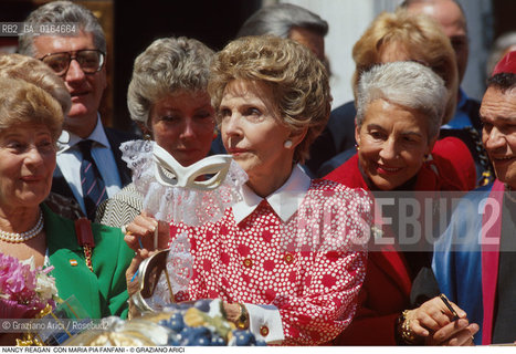 Caption: Nome: .REAGAN NANCY.Descrizione: .FIRST LADY MOGLIE DI RONALD REAGAN PRESIDENTE DEGLI USA (1981-88) / CON MARIA PIA FANFANI IN PIAZZA SAN MARCO A VENEZIA / MASCHERE.FIRST LADY RONALD REAGANS WIFE (PRESIDENT USA 1981-88) / WITH MARIA PIA FANFANI IN PIAZZA SAN MARCO IN VENICE.Credit: ©Graziano Arici/Rosebud2 / Costo: .A.Nazione: .USA.USA.Cittˆ: ..Data: .1985