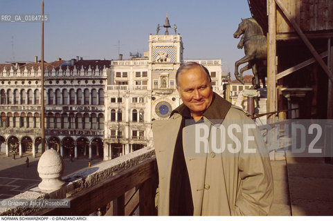 Caption: Nome: .SCHWARZKOPF NORMAN.Descrizione: .GENERALE COMANDANTE DELLESERCITO AMERICANO DURANTE LA GUERRA USA-IRAQ (DESERT-STORM) / IN PIAZZA SAN MARCO A VENEZIA.GENERAL COMMANDER OF USA ARMY DURING WAR USA-IRAK (DESERT-STORM) / IN PIAZZA SAN MARCO IN VENICE.Credit: ©Graziano Arici/Rosebud2 / Costo: .A.Nazione: .USA.Cittˆ: ..Data: .1995