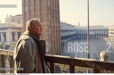 Caption: Nome: .SCHWARZKOPF NORMAN.Descrizione: .GENERALE COMANDANTE DELLESERCITO AMERICANO DURANTE LA GUERRA USA-IRAQ (DESERT-STORM) / IN PIAZZA SAN MARCO A VENEZIA.GENERAL COMMANDER OF USA ARMY DURING WAR USA-IRAK (DESERT-STORM) / IN PIAZZA SAN MARCO IN VENICE.Credit: ©Graziano Arici/Rosebud2 / Costo: .A.Nazione: .USA.Cittˆ: ..Data: .1995