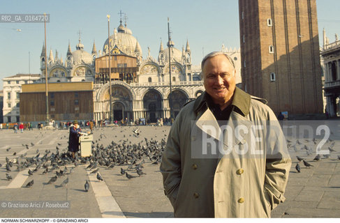 Caption: Nome: .SCHWARZKOPF NORMAN.Descrizione: .GENERALE COMANDANTE DELLESERCITO AMERICANO DURANTE LA GUERRA USA-IRAQ (DESERT-STORM) / IN PIAZZA SAN MARCO A VENEZIA.GENERAL COMMANDER OF USA ARMY DURING WAR USA-IRAK (DESERT-STORM) / IN PIAZZA SAN MARCO IN VENICE.Credit: ©Graziano Arici/Rosebud2 / Costo: .A.Nazione: .USA.Cittˆ: ..Data: .1995