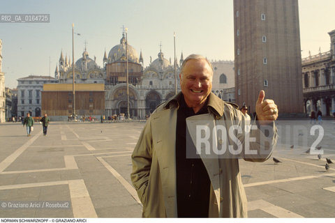 Caption: Nome: .SCHWARZKOPF NORMAN.Descrizione: .GENERALE COMANDANTE DELLESERCITO AMERICANO DURANTE LA GUERRA USA-IRAQ (DESERT-STORM) / IN PIAZZA SAN MARCO A VENEZIA.GENERAL COMMANDER OF USA ARMY DURING WAR USA-IRAK (DESERT-STORM) / IN PIAZZA SAN MARCO IN VENICE.Credit: ©Graziano Arici/Rosebud2 / Costo: .A.Nazione: .USA.Cittˆ: ..Data: .1995