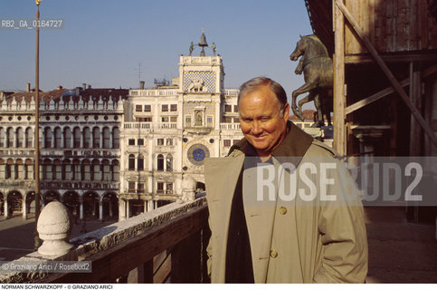 Caption: Nome: .SCHWARZKOPF NORMAN.Descrizione: .GENERALE COMANDANTE DELLESERCITO AMERICANO DURANTE LA GUERRA USA-IRAQ (DESERT-STORM) / SUL TERRAZZO DELLA BASILICA DI SAN MARCO A VENEZIA.GENERAL COMMANDER OF USA ARMY DURING WAR USA-IRAK (DESERT-STORM) / BASILICA DI SAN MARCO IN VENICE.Credit: ©Graziano Arici/Rosebud2 / Costo: .A.Nazione: .USA.Cittˆ: ..Data: .1995