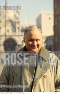 Caption: Nome: .SCHWARZKOPF NORMAN.Descrizione: .GENERALE COMANDANTE DELLESERCITO AMERICANO DURANTE LA GUERRA USA-IRAQ (DESERT-STORM) / IN PIAZZA SAN MARCO A VENEZIA.GENERAL COMMANDER OF USA ARMY DURING WAR USA-IRAK (DESERT-STORM) / IN PIAZZA SAN MARCO IN VENICE.Credit: ©Graziano Arici/Rosebud2 / Costo: .A.Nazione: .USA.Cittˆ: ..Data: .1995