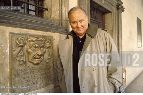 Caption: Nome: .SCHWARZKOPF NORMAN.Descrizione: .GENERALE COMANDANTE DELLESERCITO AMERICANO DURANTE LA GUERRA USA-IRAQ (DESERT-STORM) / IN PIAZZA SAN MARCO A VENEZIA.GENERAL COMMANDER OF USA ARMY DURING WAR USA-IRAK (DESERT-STORM) / IN PIAZZA SAN MARCO IN VENICE.Credit: ©Graziano Arici/Rosebud2 / Costo: .A.Nazione: .USA.Cittˆ: ..Data: .1995