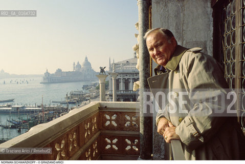 Caption: Nome: .SCHWARZKOPF NORMAN.Descrizione: .GENERALE COMANDANTE DELLESERCITO AMERICANO DURANTE LA GUERRA USA-IRAQ (DESERT-STORM) / A VENEZIA.GENERAL COMMANDER OF USA ARMY DURING WAR USA-IRAK (DESERT-STORM) / IN VENICE.Credit: ©Graziano Arici/Rosebud2 / Costo: .A.Nazione: .USA.Cittˆ: ..Data: .1995