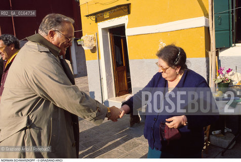 Caption: Nome: .SCHWARZKOPF NORMAN.Descrizione: .GENERALE COMANDANTE DELLESERCITO AMERICANO DURANTE LA GUERRA USA-IRAQ (DESERT-STORM) / A BURANO.GENERAL COMMANDER OF USA ARMY DURING WAR USA-IRAK (DESERT-STORM) / IN BURANO.Credit: ©Graziano Arici/Rosebud2 / Costo: .A.Nazione: .USA.Cittˆ: ..Data: .1995