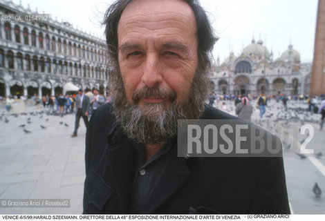 Nome:.SZEEMANN HARALD.Descrizione:.CRITICO DARTE STORICO DIRETTORE DEL SETTORE ARTI VISIVE DELLA BIENNALE/ PIAZZA SAN MARCO VENEZIA.ART CRITIC HISTORICAL DIRECTOR OF THE BIENNALES VISUAL ARTS SECTOR / SAINT MARK SQUARE VENICE.Credit:.Graziano Arici/Rosebud2/.Costo:.A.Nazione:.SVIZZERA.SWISS.Cittˆ:.VENEZIA.VENICE.Data:.6/05/1999