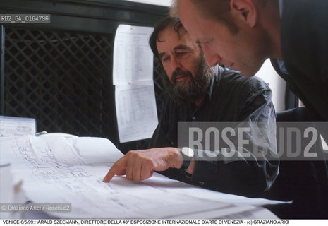 Nome:.SZEEMANN HARALD.Descrizione:.CRITICO DARTE STORICO DIRETTORE DEL SETTORE ARTI VISIVE DELLA BIENNALE.ART CRITIC HISTORICAL DIRECTOR OF THE BIENNALES VISUAL ARTS SECTOR.Credit:.Graziano Arici/Rosebud2/.Costo:.A.Nazione:.SVIZZERA.SWISS.Cittˆ:.VENEZIA.VENICE.Data:.6/05/1999