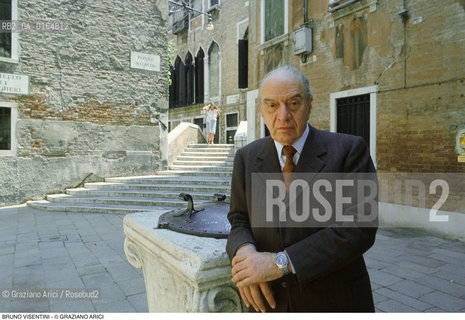 Caption: Nome: .VISENTINI BRUNO.Descrizione: .POLITICO REPUBBLICANO EX MINISTRO DELLE FINANZE (1974-76 E 1983-87) E DEL BILANCIO (1979) / A VENEZIA.POLITICAL REPUBLICAN EX  MINISTER OF FINANCE (1974-76 E 1983-87) AND OF BALANCE (1979) / IN VENICE.Credit: ©Graziano Arici/Rosebud2 / Costo: .A.Nazione: .ITALIA.ITALY.Cittˆ: ..Data: .1992