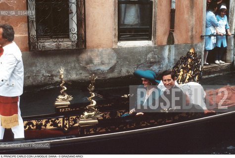 Nome: .CARLO WINDSOR.Descrizione: .PRINCIPE DINGHILTERRA / CON LA MOGLIE DIANA SPENCER (LADY D) IN GONDOLA (BARCA) A VENEZIA.PRINCE OF ENGLAND / WITH HIS WIFE DIANA SPENCER (LADY D) IN GONDOLA  (BOAT) IN VENICE.Credit: ©Graziano Arici/Rosebud2 / Costo: .A.Nazione: .GRAN BRETAGNA.GREAT BRITAIN.Cittˆ: ..Data: .1986.