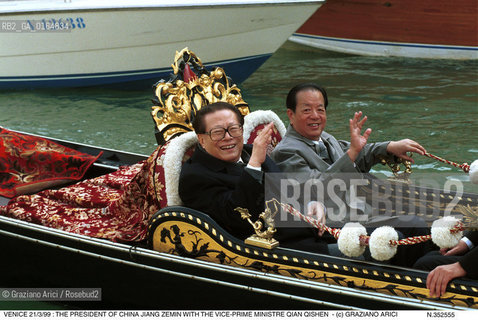 Nome:.ZEMIN JIANG.Descrizione:.POLITICA / PRESIDENTE DELLA REPUBBLICA POPOLARE CINESE CON IL VICE PRIMO MINISTRO QUIAN QUISHEN / GONDOLA / VENEZIA.POLITICS / PRESIDENT OF CHINESE POPULAR REPUBLIC WITH THE VICE PRIME MINISTER  QUIAN QUISHEN / GONDOLA (BOAT) / VENICE.Credit:.Graziano Arici/Rosebud2/.Costo:.A.Nazione:.CINA .CHINA.Cittˆ:.VENEZIA.VENICE.Data:.21/03/1999