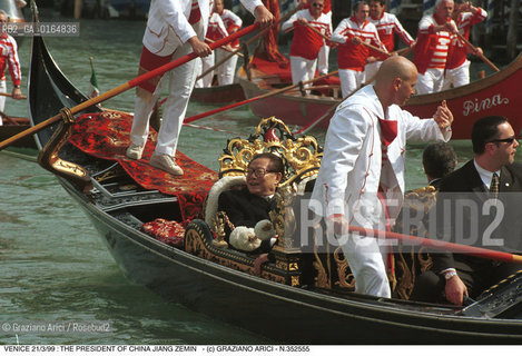 Nome:.ZEMIN JIANG.Descrizione:.POLITICA / PRESIDENTE DELLA REPUBBLICA POPOLARE CINESE  / GONDOLA / VENEZIA.POLITICS / PRESIDENT OF CHINESE POPULAR REPUBLIC / GONDOLA (BOAT) / VENICE.Credit:.Graziano Arici/Rosebud2/.Costo:.A.Nazione:.CINA .CHINA.Cittˆ:.VENEZIA.VENICE.Data:.21/03/1999