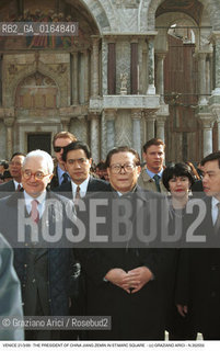 Nome:.ZEMIN JIANG.Descrizione:.POLITICA / PRESIDENTE DELLA REPUBBLICA POPOLARE CINESE  / PIAZZA SAN MARCO VENEZIA.POLITICS / PRESIDENT OF CHINESE POPULAR REPUBLIC  / SAINT MARK SQUARE VENICE.Credit:.Graziano Arici/Rosebud2/.Costo:.A.Nazione:.CINA .CHINA.Cittˆ:.VENEZIA.VENICE.Data:.21/03/1999