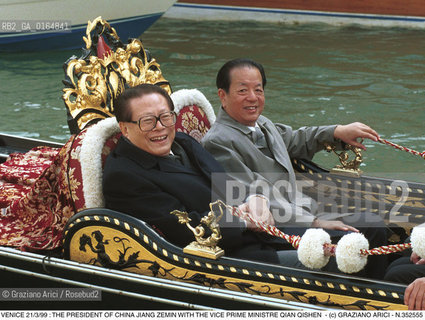 Nome:.ZEMIN JIANG.Descrizione:.POLITICA / PRESIDENTE DELLA REPUBBLICA POPOLARE CINESE CON IL VICE PRIMO MINISTRO QUIAN QUISHEN / GONDOLA / VENEZIA.POLITICS / PRESIDENT OF CHINESE POPULAR REPUBLIC WITH THE VICE PRIME MINISTER  QUIAN QUISHEN / GONDOLA (BOAT) / VENICE.Credit:.Graziano Arici/Rosebud2/.Costo:.A.Nazione:.CINA .CHINA.Cittˆ:.VENEZIA.VENICE.Data:.21/03/1999