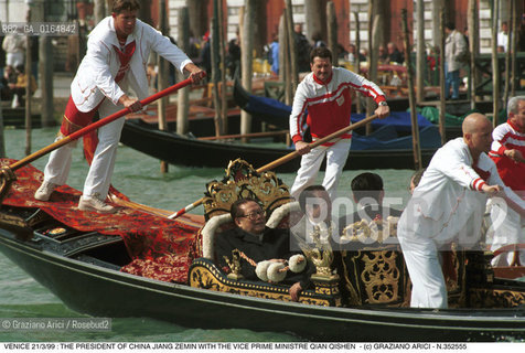 Nome:.ZEMIN JIANG.Descrizione:.POLITICA / PRESIDENTE DELLA REPUBBLICA POPOLARE CINESE CON IL VICE PRIMO MINISTRO QUIAN QUISHEN / GONDOLA / VENEZIA.POLITICS / PRESIDENT OF CHINESE POPULAR REPUBLIC WITH THE VICE PRIME MINISTER  QUIAN QUISHEN / GONDOLA (BOAT) / VENICE.Credit:.Graziano Arici/Rosebud2/.Costo:.A.Nazione:.CINA .CHINA.Cittˆ:.VENEZIA.VENICE.Data:.21/03/1999
