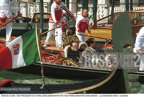 Nome:.ZEMIN JIANG.Descrizione:.POLITICA / PRESIDENTE DELLA REPUBBLICA POPOLARE CINESE CON IL VICE PRIMO MINISTRO QUIAN QUISHEN / GONDOLA / VENEZIA.POLITICS / PRESIDENT OF CHINESE POPULAR REPUBLIC WITH THE VICE PRIME MINISTER  QUIAN QUISHEN / GONDOLA (BOAT) / VENICE.Credit:.Graziano Arici/Rosebud2/.Costo:.A.Nazione:.CINA .CHINA.Cittˆ:.VENEZIA.VENICE.Data:.21/03/1999