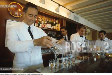 Caption: Nome: .HARRYS BAR.Descrizione: .INTERNO DEL RISTORANTE DI ARRIGO CIPRIANI / CAMERIERI /APERITIVO BELLINI.INSIDE RESTAURANT BY ARRIGO CIPRIANI / WAITERS / COCKTAIL BELLINI.Credit: ©Graziano Arici/Rosebud2 / Costo: .A.Nazione: .ITALIA.ITALY.Cittˆ: ..Data: .1996