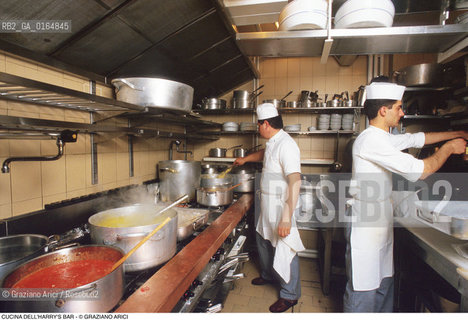 Caption: Nome: .HARRYS BAR.Descrizione: .CUCINA DEL RISTORANTE DI ARRIGO CIPRIANI  .THE KITCHEN OF THE RESTAURANT BY ARRIGO CIPRIANI.Credit: ©Graziano Arici/Rosebud2 / Costo: .A.Nazione: .ITALIA.ITALY.Cittˆ: ..Data: .1996