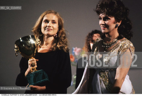 Nome:.HUPPERT ISABELLE.Descrizione:.CINEMA ATTRICE / CON LA COPPA VOLPI E GINA LOLLOBRIGIDA ALLA MOSTRA DEL CINEMA.CINEMA ACTRESS / WITH THE VOLPI CUP AND GINA LOLLOBRIGIDA AT THE  {VENICE} FILM FESTIVAL.Credit:.Graziano Arici/Rosebud2/.Costo:.A.Nazione:.FRANCIA.FRANCE.Cittˆ:.VENEZIA.VENICE.Data:.1988.