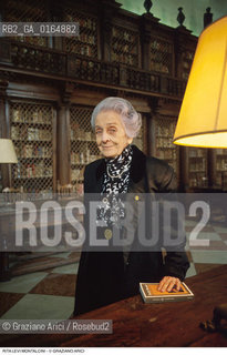 Caption: Nome: .LEVI MONTALCINI RITA.Descrizione: .SCIENZA NEUROBIOLOGA PREMIO NOBEL PER LA MEDICINA 1986 / NELLA BIBLIOTECA DELLA FONDAZIONE CINI (ISOLA DI SAN GIORGIO) A VENEZIA .SCIENCE NEUROBIOLOGY NOBEL PRIZE FOR MEDICINE 1986 / IN THE LIBRARY  OF CINI FONDAZIONE (SAN GIORGIO ISLAND) IN VENICE.Credit: ©Graziano Arici/Rosebud2 / Costo: .A.Nazione: .ITALIA.ITALY.Cittˆ: ..Data: .1997
