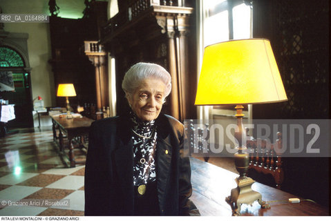 Caption: Nome: .LEVI MONTALCINI RITA.Descrizione: .SCIENZA NEUROBIOLOGA PREMIO NOBEL PER LA MEDICINA 1986 / NELLA BIBLIOTECA DELLA FONDAZIONE CINI (ISOLA DI SAN GIORGIO) A VENEZIA .SCIENCE NEUROBIOLOGY NOBEL PRIZE FOR MEDICINE 1986 / IN THE LIBRARY  OF CINI FONDAZIONE (SAN GIORGIO ISLAND) IN VENICE.Credit: ©Graziano Arici/Rosebud2 / Costo: .A.Nazione: .ITALIA.ITALY.Cittˆ: ..Data: .1997